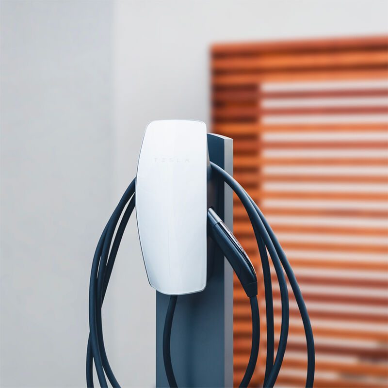 Tesla Wall Connector 7 Elektriker installerar Tesla Wall Connector i Haninge
