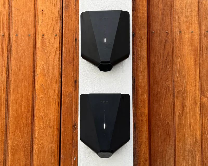 Två Easee laddboxar installerade i Haninge – trygg och snygg elbilsladdning utförd av certifierad elektriker från Elektriker Haninge.
