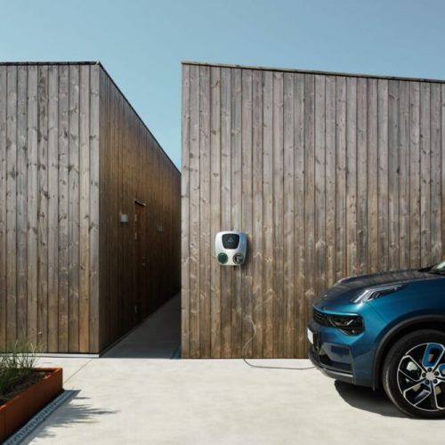 Elektriker installerar Charge Amps laddbox i Haninge