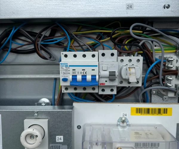 Elektriker felsöker elcentral i villa i Haninge