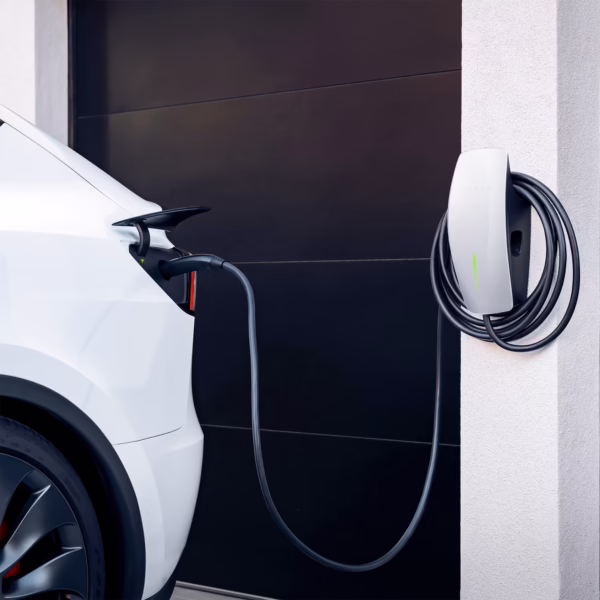 Bil laddas med Tesla Wall Charger Haninge