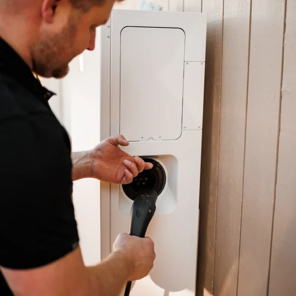 Elektriker installerar hembatteri för energilagring i Haninge