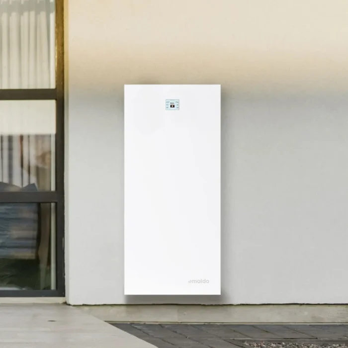 Emaldo Power Core installerad utomhus vid familjevilla i Haninge