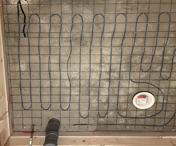 Detaljbild av golvvärme elinstallation i Haninge