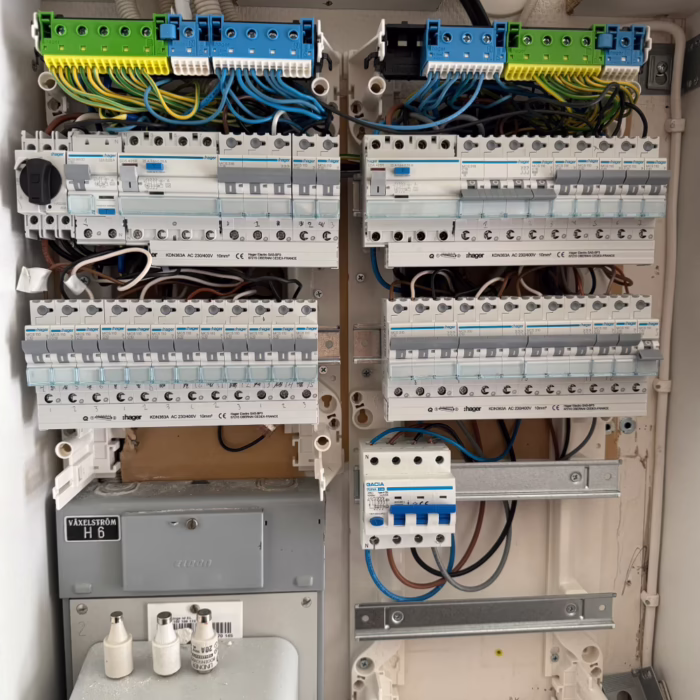 Elektriker installerar jordfelsbrytare i elcentral i Haninge