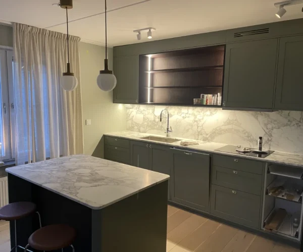 Elektriker drar ny el vid köksrenovering i Haninge