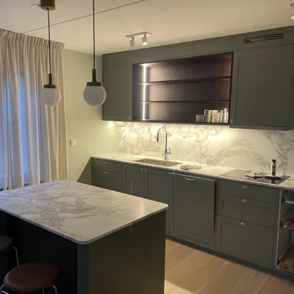 Elektriker drar ny el vid köksrenovering i Haninge