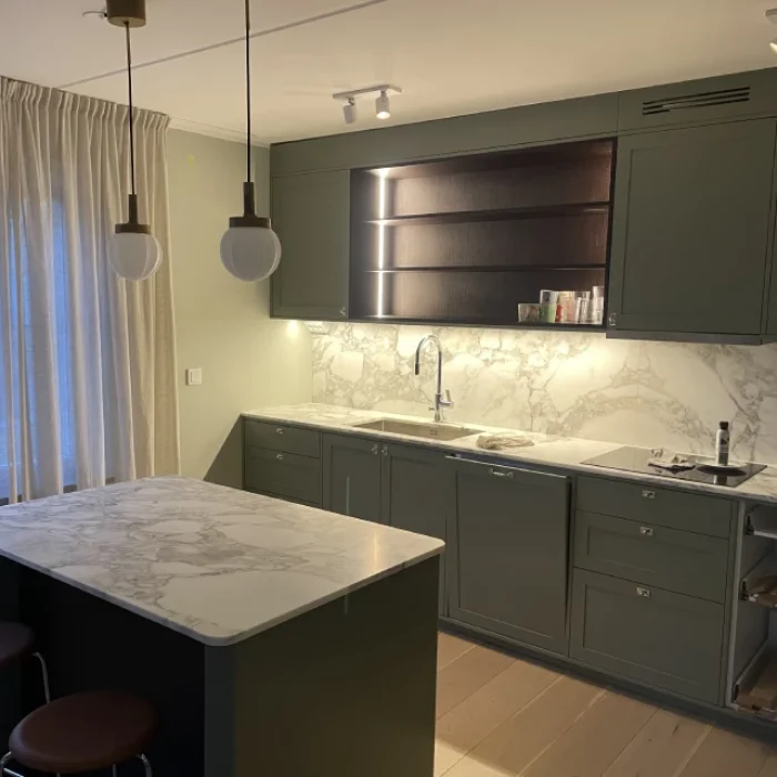 Elektriker drar ny el vid köksrenovering i Haninge