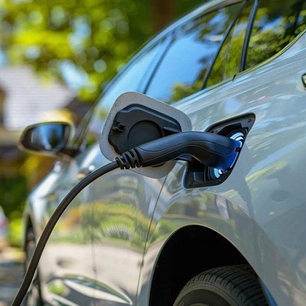 Elektriker installerar laddbox i Haninge