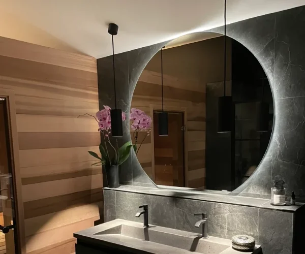 Elektriker installerar modern belysning vid badrumsrenovering i Haninge