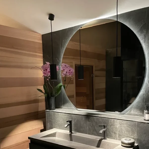 Elektriker installerar modern belysning vid badrumsrenovering i Haninge