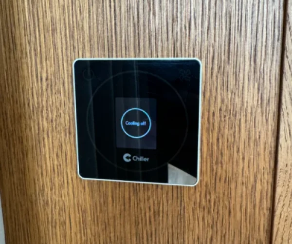 Elektriker installerar smarta hem system i bostad i Haninge